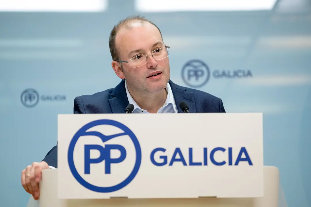 O secretario xeral do PPdeG, Miguel Tellado, durante unha rolda de prensa na sede auton&oacute;mica