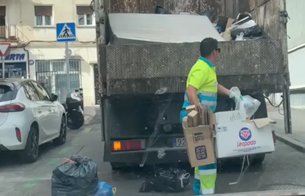 Un operario de Ayuntamiento lanzando toda la basura al cami&oacute;n