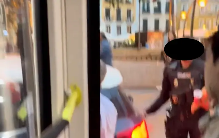 Los polic&iacute;as deteniendo el tr&aacute;fico