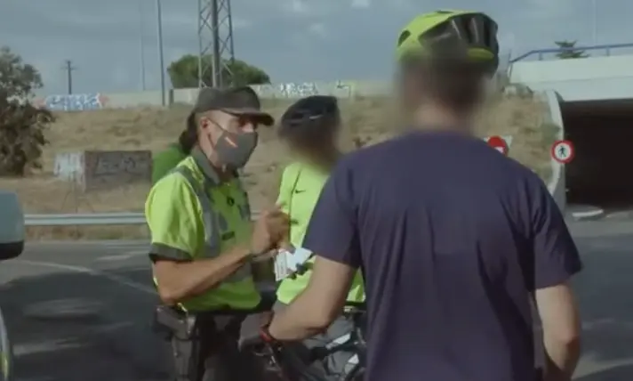 El ciclista y el guardia civil