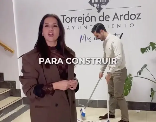 El alcalde de Torrej&oacute;n de Ardoz, Alejandro Navarro Prieto, y la concejala de Igualdad, Mar&iacute;a Eugenia Gil Bl&aacute;zquez.