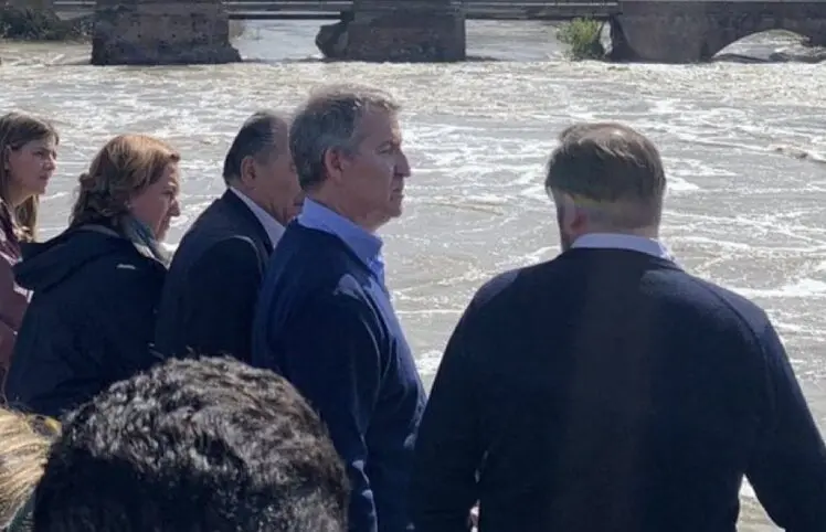 Feijoo viendo el puente
