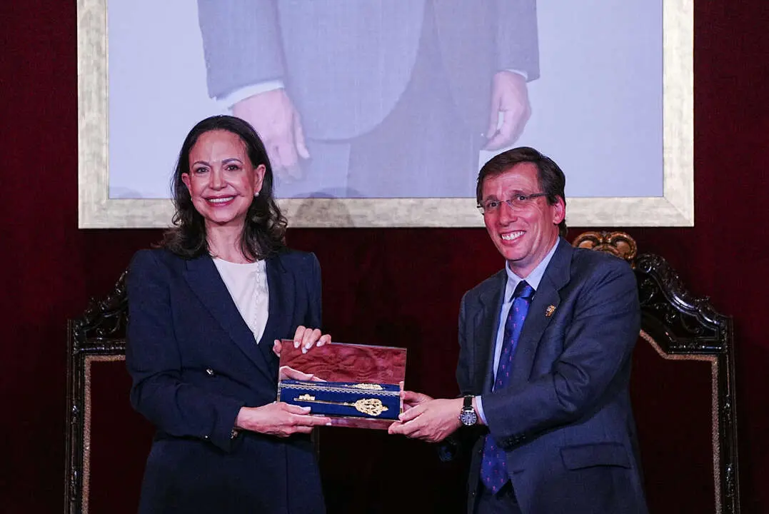 Almeida le entrega la llave de oro a Mar&iacute;a Corina Machado