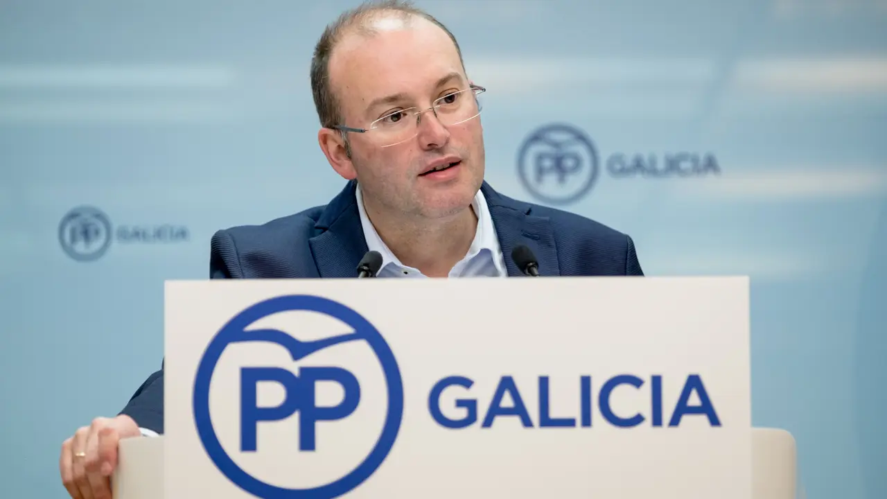 O secretario xeral do PPdeG, Miguel Tellado, durante unha rolda de prensa na sede auton&oacute;mica
