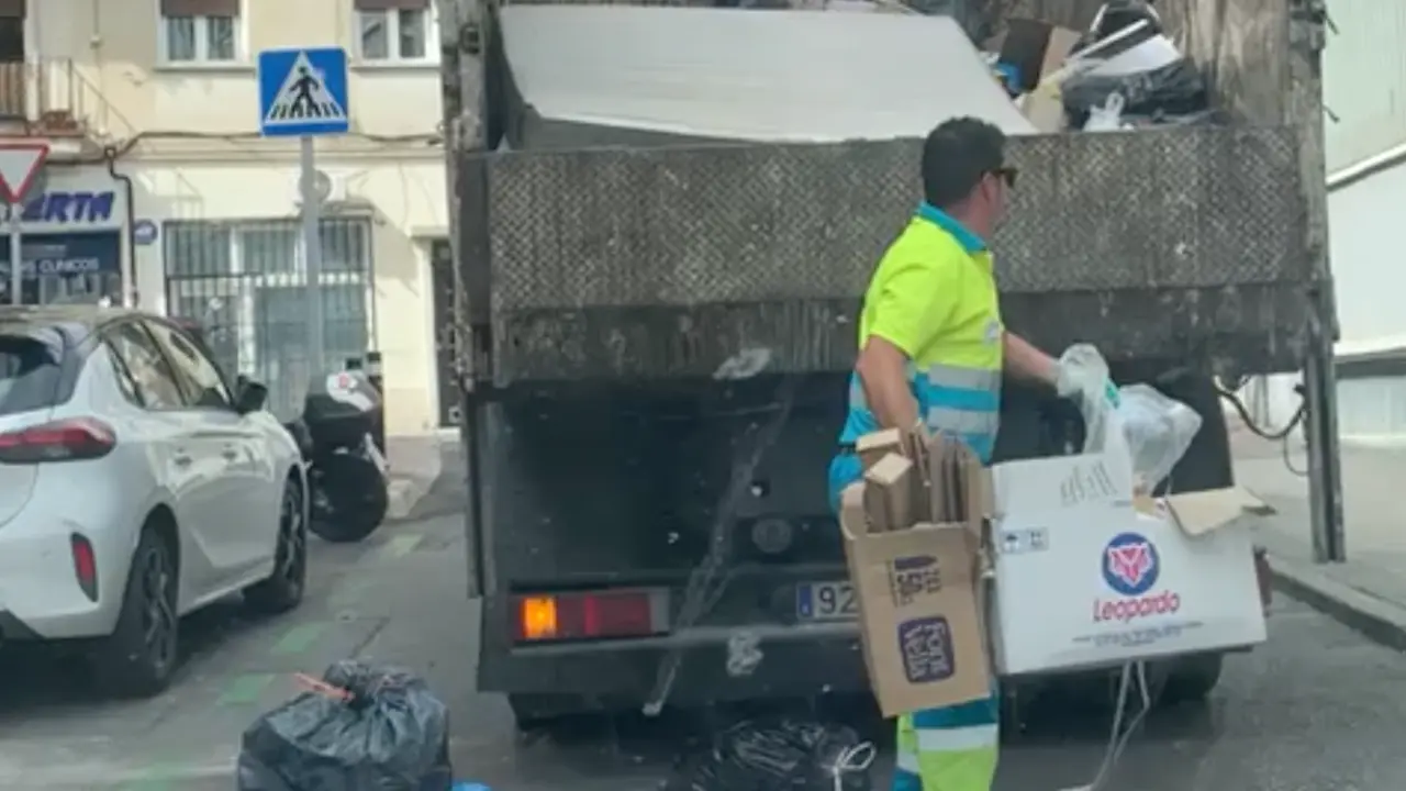 Un operario de Ayuntamiento lanzando toda la basura al cami&oacute;n