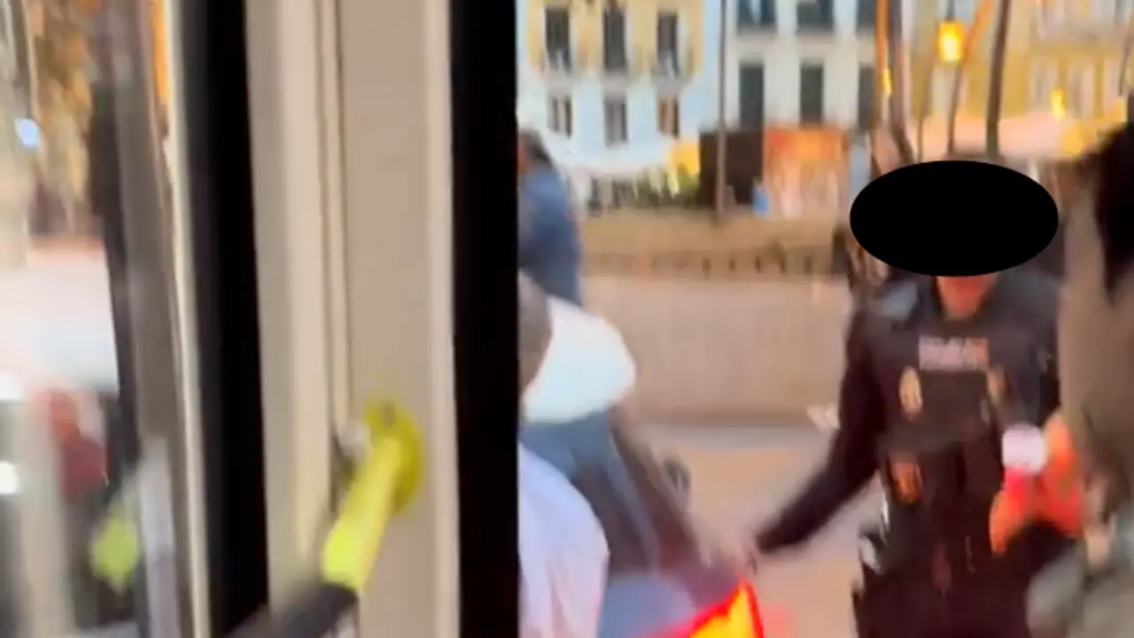 Los polic&iacute;as deteniendo el tr&aacute;fico