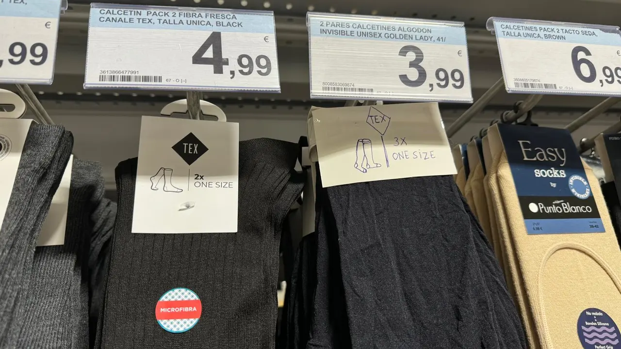 Los calcetines con la etiqueta pintada
