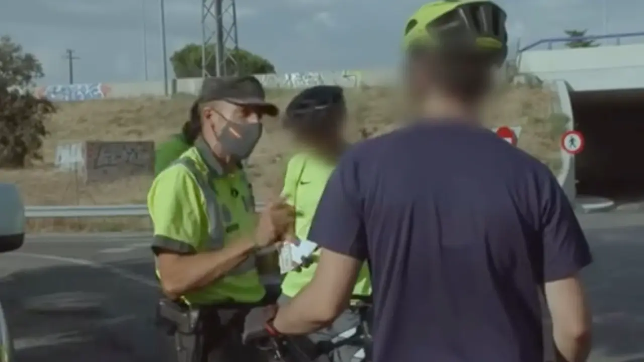 El ciclista y el guardia civil