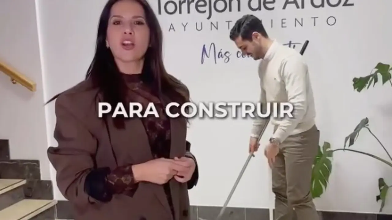 El alcalde de Torrej&oacute;n de Ardoz, Alejandro Navarro Prieto, y la concejala de Igualdad, Mar&iacute;a Eugenia Gil Bl&aacute;zquez.
