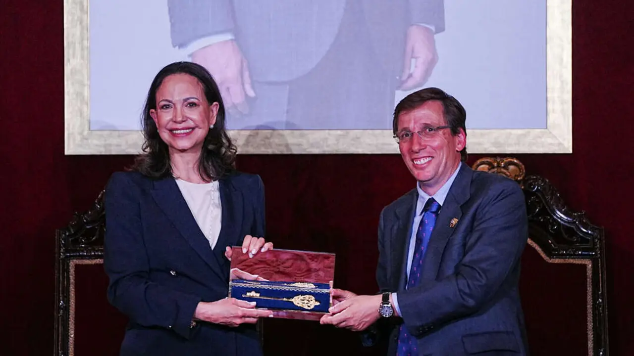 Almeida le entrega la llave de oro a Mar&iacute;a Corina Machado