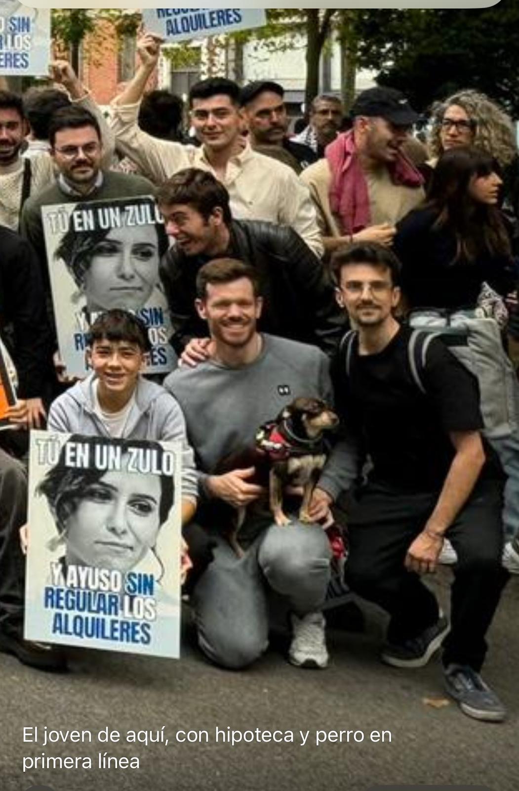 José Alberto, con su perro, en la protesta por la vivienda en Madrid.